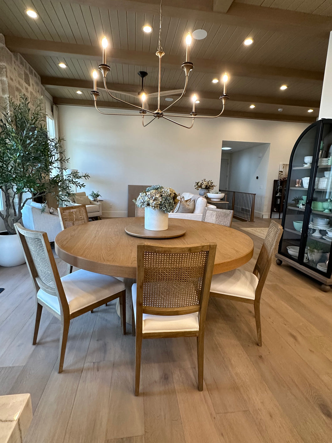 6' Round White Oak Extension Dining Table